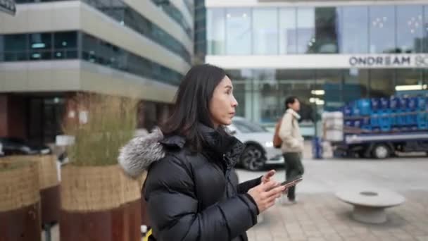 Ein Langhaariger Koreanischer Mann Seinen Dreißigern Bei Einem Spaziergang Durch — Stockvideo