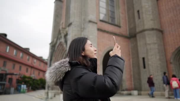 Długowłosy Koreańczyk Trzydziestce Spaceruje Kościele Myeong Dong Seul Korea Południowa — Wideo stockowe