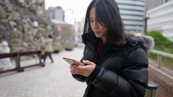 서울특별시 명동에 교회를 산책하는 30대 한국인 — 비디오
