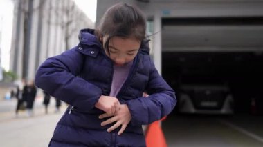Güney Kore 'nin Seul şehrinde soğuk bir kış günü yürüyen Koreli bir kızın yavaş çekim videosu.