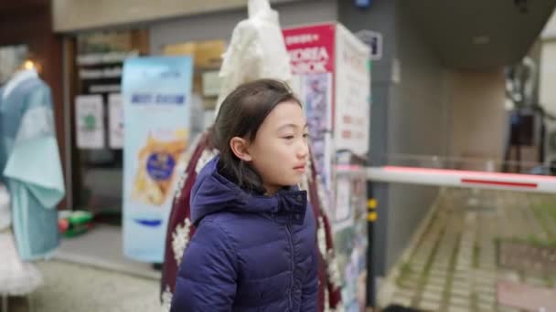 Медленное Видео Корейской Девушкой Идущей Городу Сеул Южная Корея Холодной — стоковое видео