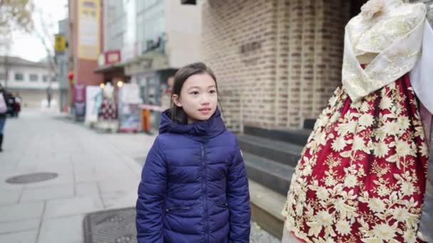 Vídeo Cámara Lenta Una Chica Coreana Caminando Por Ciudad Seúl — Vídeo de stock