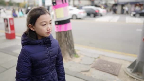 Vídeo Cámara Lenta Una Chica Coreana Caminando Por Ciudad Seúl — Vídeos de Stock