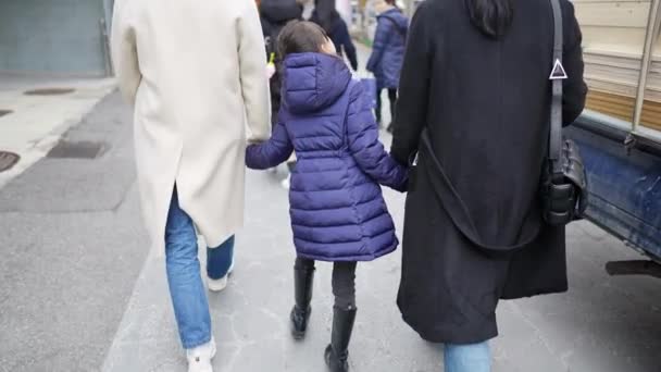 서울의 거리에서 가족의 자녀와 부모의 슬로우 비디오 — 비디오