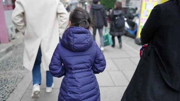 Filmik Dziećmi Rodzicami Koreańskiej Rodziny Spacerującymi Ulicach Seulu Korea Południowa — Wideo stockowe