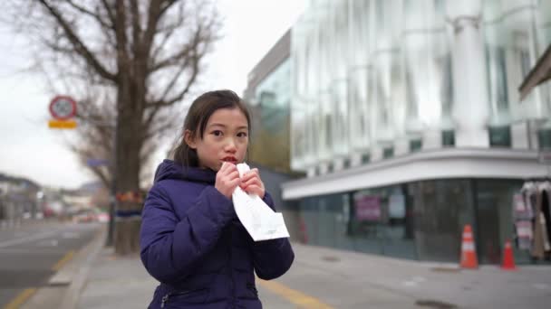 Vídeo Cámara Lenta Una Chica Coreana Comprando Comiendo Pan Frito — Vídeos de Stock