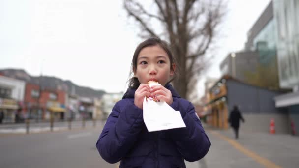 Vídeo Câmera Lenta Uma Garota Coreana Comprando Comendo Pão Frito — Vídeo de Stock