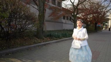 Güney Kore, Seul 'deki Gyeongbokgung Sarayı' nda Chimachogori giyen Koreli bir kızın yavaş çekim videosu.