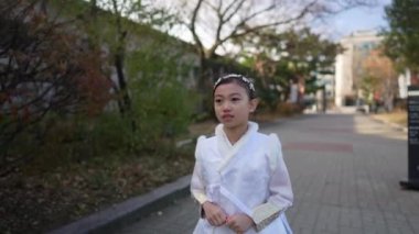 Güney Kore, Seul 'deki Gyeongbokgung Sarayı' nda Chimachogori giyen Koreli bir kızın yavaş çekim videosu.