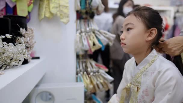 Zeitlupenvideo Eines Mädchens Mit Koreanischem Hanbok Das Seoul Südkorea Haare — Stockvideo
