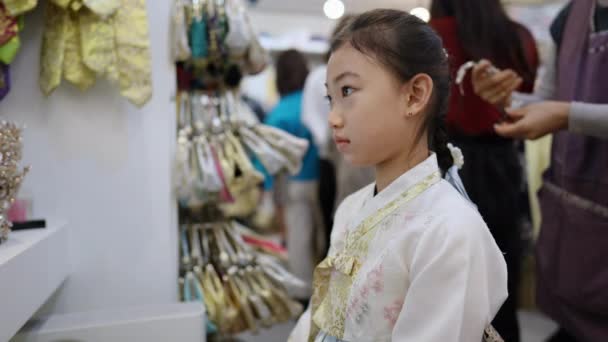 Slow Motion Video Van Een Meisje Met Een Koreaanse Hanbok — Stockvideo