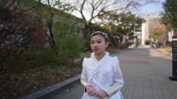 서울특별시 경복궁에서 치마코고리를 소녀의 슬로우 비디오 — 비디오