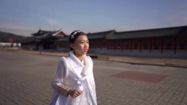 Güney Kore, Seul 'deki Gyeongbokgung Sarayı' nda Chimachogori giyen Koreli bir kızın yavaş çekim videosu.