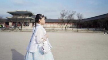 Güney Kore, Seul 'deki Gyeongbokgung Sarayı' nda Chimachogori giyen Koreli bir kızın yavaş çekim videosu.