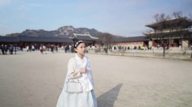 Güney Kore, Seul 'deki Gyeongbokgung Sarayı' nda Chimachogori giyen Koreli bir kızın yavaş çekim videosu.