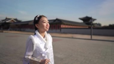 Güney Kore, Seul 'deki Gyeongbokgung Sarayı' nda Chimachogori giyen Koreli bir kızın yavaş çekim videosu.