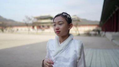 Güney Kore, Seul 'deki Gyeongbokgung Sarayı' nda Chimachogori giyen Koreli bir kızın yavaş çekim videosu.