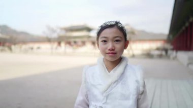 Güney Kore, Seul 'deki Gyeongbokgung Sarayı' nda Chimachogori giyen Koreli bir kızın yavaş çekim videosu.