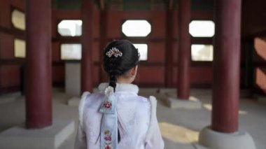 Güney Kore, Seul 'deki Gyeongbokgung Sarayı' nda Chimachogori giyen Koreli bir kızın yavaş çekim videosu.