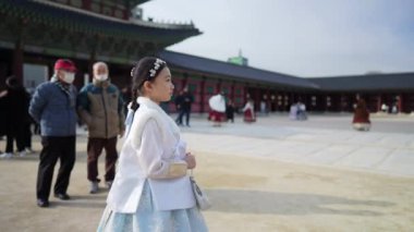 Güney Kore, Seul 'deki Gyeongbokgung Sarayı' nda Chimachogori giyen Koreli bir kızın yavaş çekim videosu.