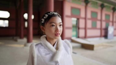 Güney Kore, Seul 'deki Gyeongbokgung Sarayı' nda Chimachogori giyen Koreli bir kızın yavaş çekim videosu.