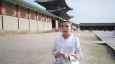 Güney Kore, Seul 'deki Gyeongbokgung Sarayı' nda Chimachogori giyen Koreli bir kızın yavaş çekim videosu.