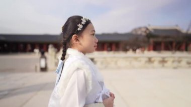Güney Kore, Seul 'deki Gyeongbokgung Sarayı' nda Chimachogori giyen Koreli bir kızın yavaş çekim videosu.