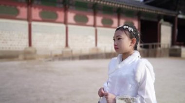 Güney Kore, Seul 'deki Gyeongbokgung Sarayı' nda Chimachogori giyen Koreli bir kızın yavaş çekim videosu.
