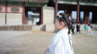 Güney Kore, Seul 'deki Gyeongbokgung Sarayı' nda Chimachogori giyen Koreli bir kızın yavaş çekim videosu.