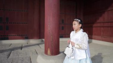Güney Kore, Seul 'deki Gyeongbokgung Sarayı' nda Chimachogori giyen Koreli bir kızın yavaş çekim videosu.