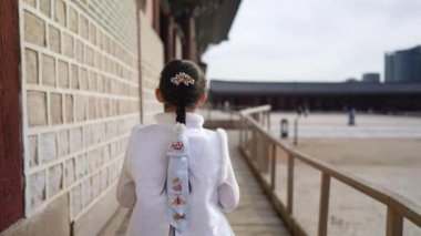 Güney Kore, Seul 'deki Gyeongbokgung Sarayı' nda Chimachogori giyen Koreli bir kızın yavaş çekim videosu.