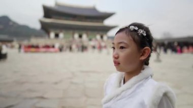 Güney Kore, Seul 'deki Gyeongbokgung Sarayı' nda Chimachogori giyen Koreli bir kızın yavaş çekim videosu.