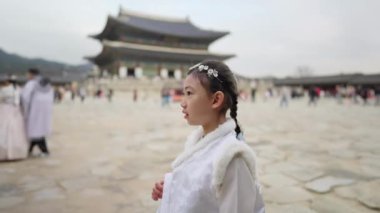 Güney Kore, Seul 'deki Gyeongbokgung Sarayı' nda Chimachogori giyen Koreli bir kızın yavaş çekim videosu.