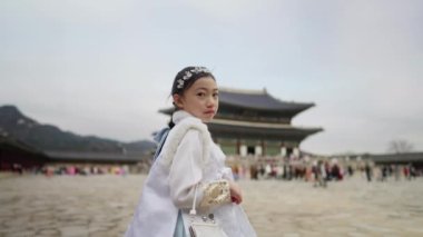 Güney Kore, Seul 'deki Gyeongbokgung Sarayı' nda Chimachogori giyen Koreli bir kızın yavaş çekim videosu.