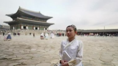 Güney Kore, Seul 'deki Gyeongbokgung Sarayı' nda Chimachogori giyen Koreli bir kızın yavaş çekim videosu.