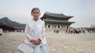 Güney Kore, Seul 'deki Gyeongbokgung Sarayı' nda Chimachogori giyen Koreli bir kızın yavaş çekim videosu.