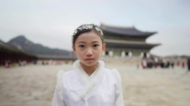Güney Kore, Seul 'deki Gyeongbokgung Sarayı' nda Chimachogori giyen Koreli bir kızın yavaş çekim videosu.