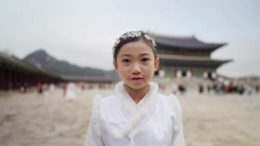 Güney Kore, Seul 'deki Gyeongbokgung Sarayı' nda Chimachogori giyen Koreli bir kızın yavaş çekim videosu.