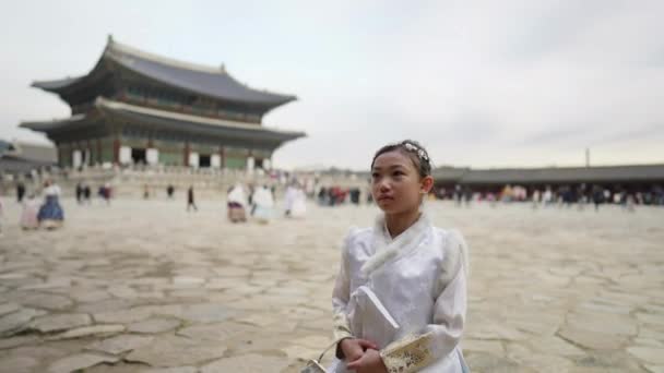 Vídeo Câmera Lenta Uma Garota Coreana Vestindo Chimachogori Palácio Gyeongbokgung — Vídeo de Stock