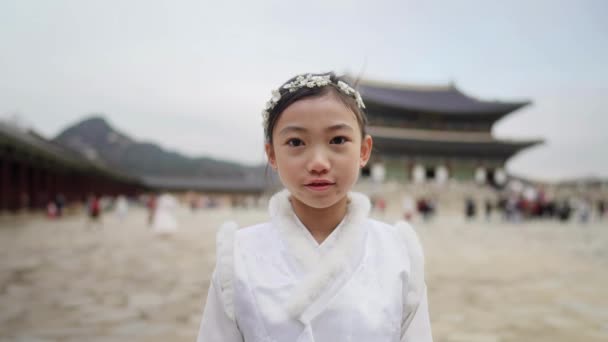 韩国首尔庆波宫一名身穿Chimachogori服装的韩国女孩的慢镜头 — 图库视频影像