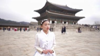 Güney Kore, Seul 'deki Gyeongbokgung Sarayı' nda Chimachogori giyen Koreli bir kızın yavaş çekim videosu.