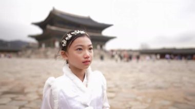 Güney Kore, Seul 'deki Gyeongbokgung Sarayı' nda Chimachogori giyen Koreli bir kızın yavaş çekim videosu.