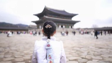 Güney Kore, Seul 'deki Gyeongbokgung Sarayı' nda Chimachogori giyen Koreli bir kızın yavaş çekim videosu.