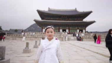 Güney Kore, Seul 'deki Gyeongbokgung Sarayı' nda Chimachogori giyen Koreli bir kızın yavaş çekim videosu.