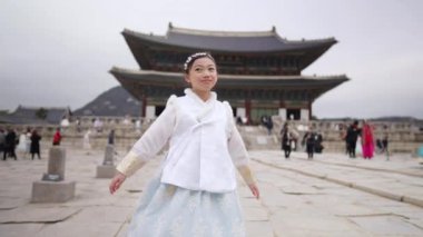 Güney Kore, Seul 'deki Gyeongbokgung Sarayı' nda Chimachogori giyen Koreli bir kızın yavaş çekim videosu.