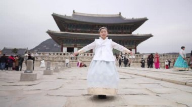 Güney Kore, Seul 'deki Gyeongbokgung Sarayı' nda Chimachogori giyen Koreli bir kızın yavaş çekim videosu.
