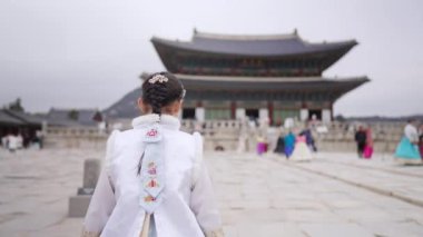 Güney Kore, Seul 'deki Gyeongbokgung Sarayı' nda Chimachogori giyen Koreli bir kızın yavaş çekim videosu.