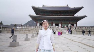 Güney Kore, Seul 'deki Gyeongbokgung Sarayı' nda Chimachogori giyen Koreli bir kızın yavaş çekim videosu.