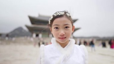 Güney Kore, Seul 'deki Gyeongbokgung Sarayı' nda Chimachogori giyen Koreli bir kızın yavaş çekim videosu.