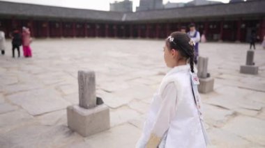 Güney Kore, Seul 'deki Gyeongbokgung Sarayı' nda Chimachogori giyen Koreli bir kızın yavaş çekim videosu.